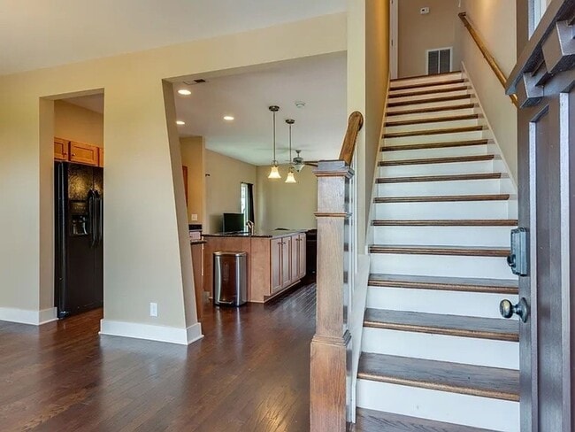 Building Photo - 3 Bed 2.5 Bath Luxury Townhome