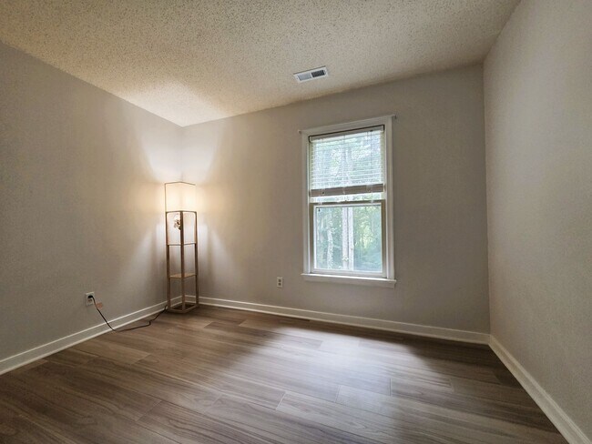 Building Photo - Well maintained 2 story home in Providence Creek Subdivision
