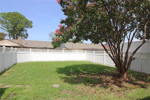 Building Photo - 2805 Meadow Park Dr
