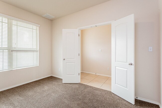 Building Photo - 3 Bedrooms, 2.5 Bathrooms – Stylish and Co...