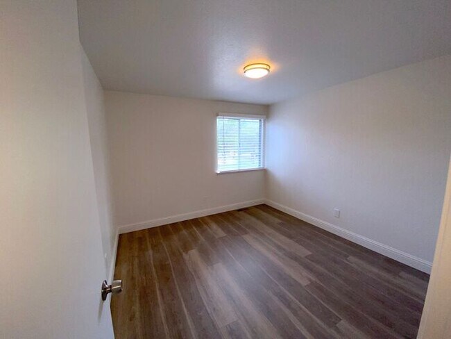 Building Photo - Modern 4 Bedroom, 3 Bath House - Near Died...