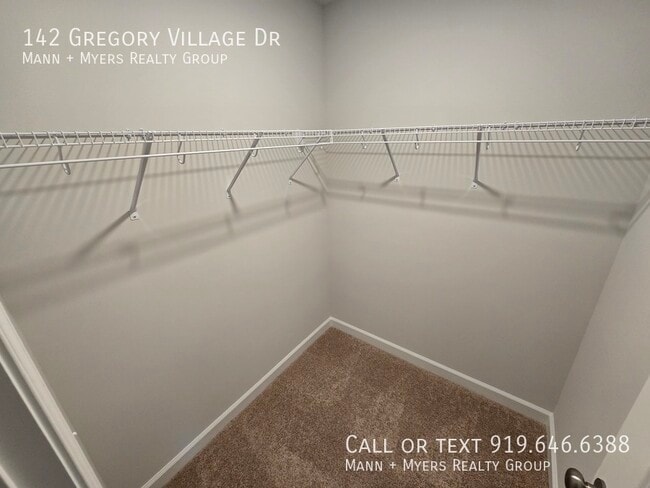 Building Photo - 142 Gregory Vlg Dr