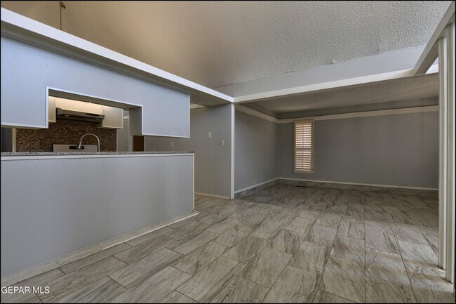 Building Photo - 8400 Parkland Dr