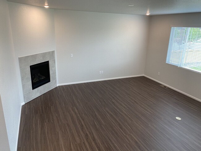 Building Photo - Don't Miss This Stunning 4 Bed/2.5 Bath Ho...