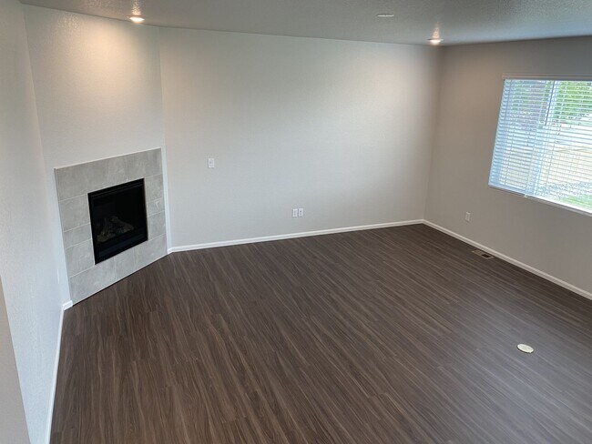 Building Photo - Don't Miss This Stunning 4 Bed/2.5 Bath Home in Harvest Junction, Longmont!  Available October 1!