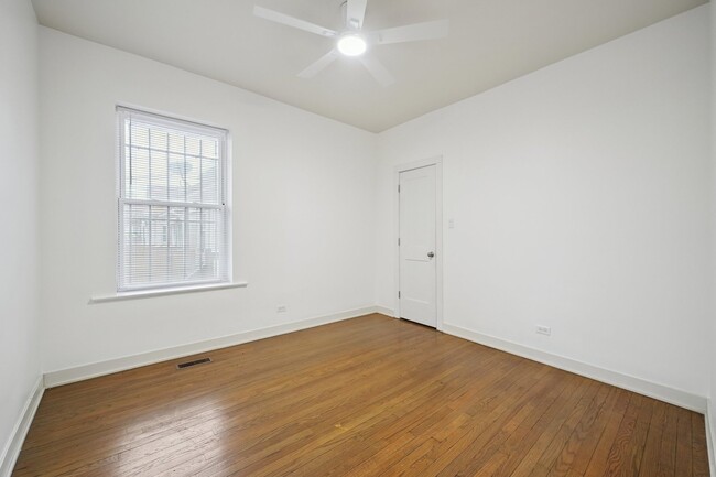 Building Photo - 7138 S Prairie Ave