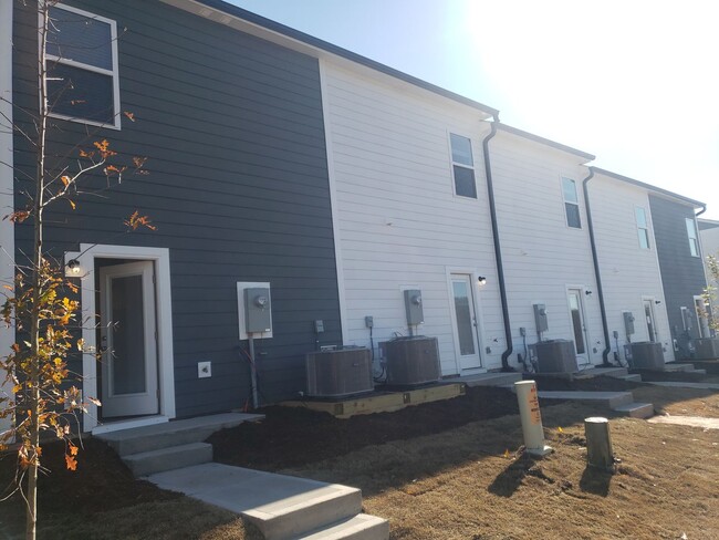 Building Photo - One year new townhome minutes from shoppin...