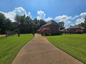 Building Photo - 8949 Poplar Pike