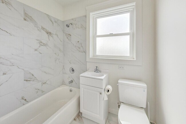 Building Photo - Introducing the Perfect Blend of Elegance and Comfort in San Francisco's Westwood Highlands!