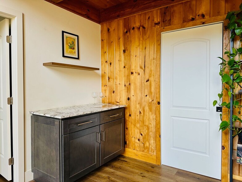 Building Photo - 22374 Glenwood Dr