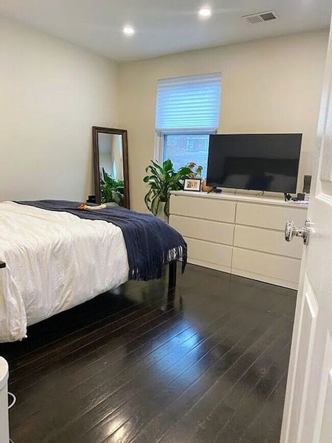 Building Photo - Brentwood Beauty