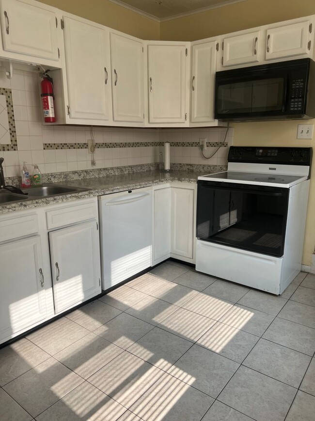 Building Photo - Beautiful Columbia 2 BR for Immediate Move in