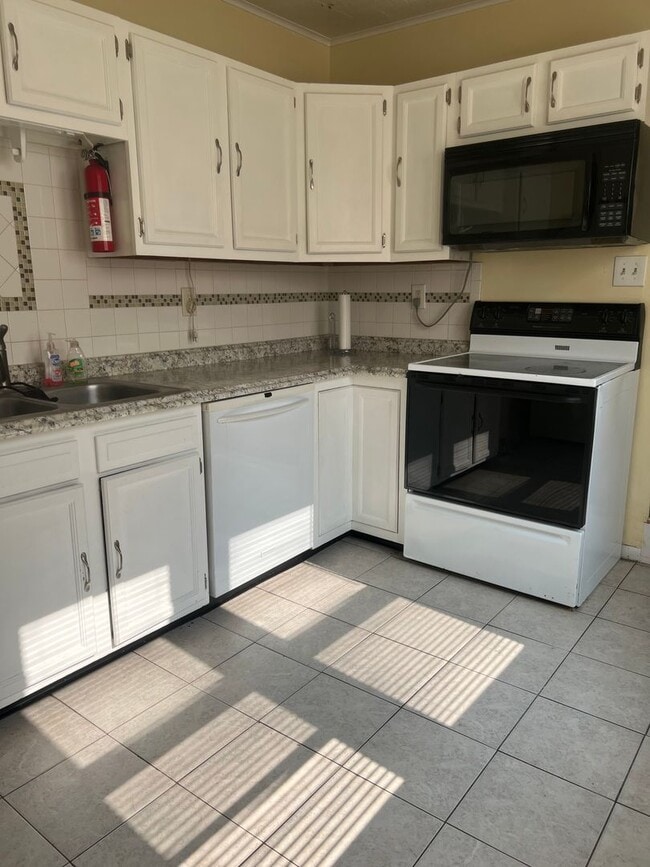 Building Photo - Beautiful Columbia 3 BR for Immediate Move in