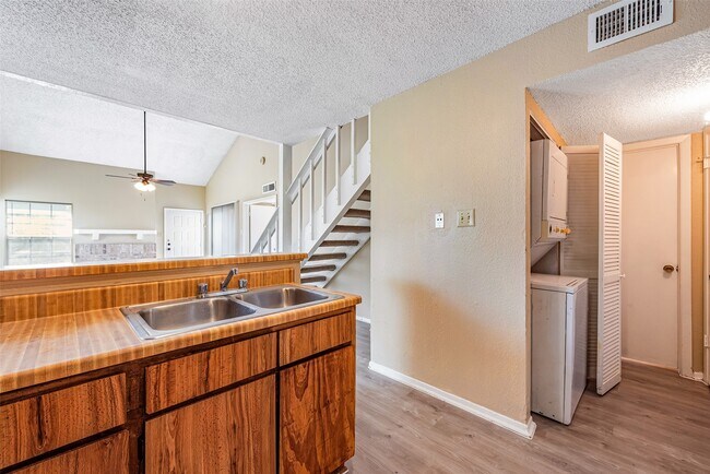 Building Photo - 6315 Cattails Ln