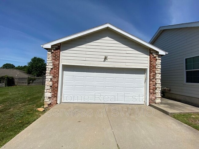 Building Photo - 501 W Warren Ave