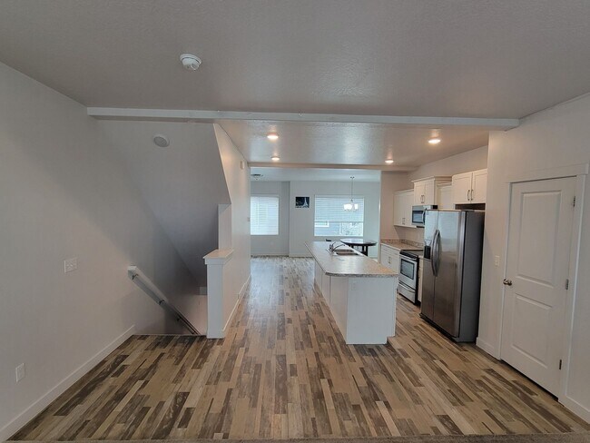 Building Photo - 4 Bedroom Town Home for Rent