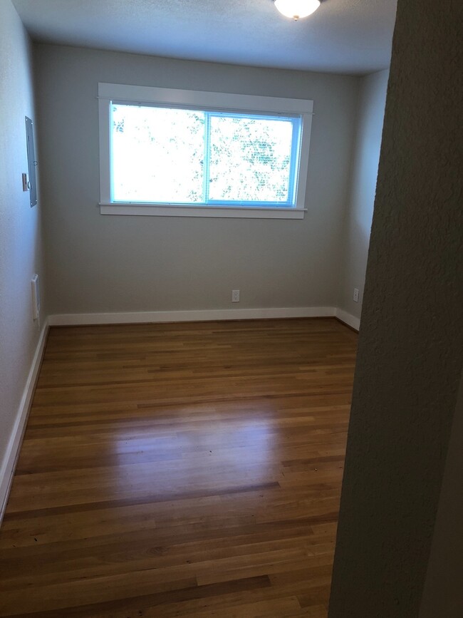 Building Photo - Clinton Abernathy Gorgeous Remodel 1br Har...