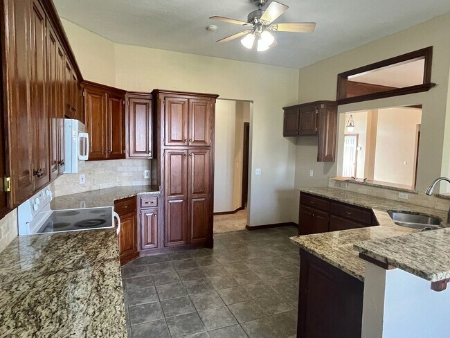 Building Photo - Large 3 Bed 2.5 Bath In Edmond
