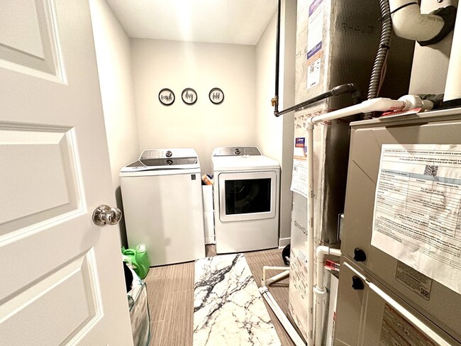Building Photo - Furnished House in Avon