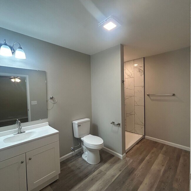 Building Photo - Welcome home to this beautifully designed 3-bedroom, 2 bath half duplex