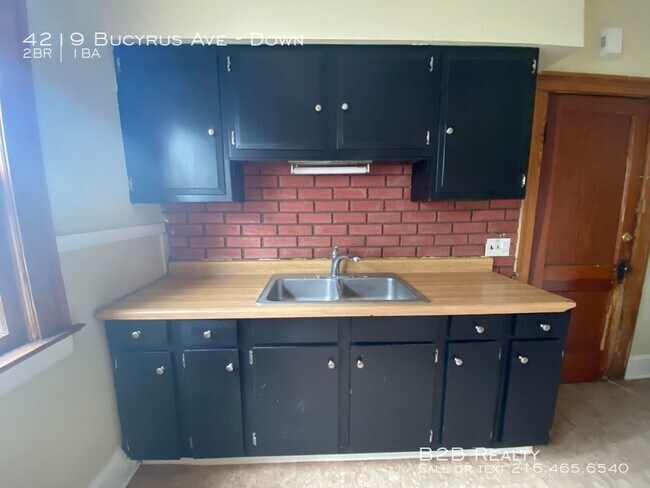 Building Photo - Spacious and ready to call home!