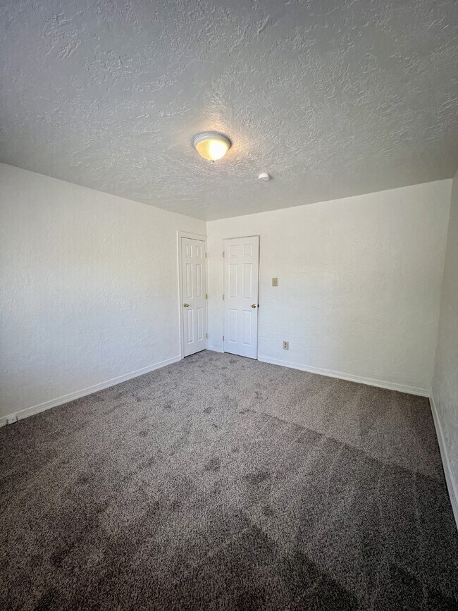 Building Photo - 2 bedroom / 1 bath close to KAFB and I-25 Move-in Special!