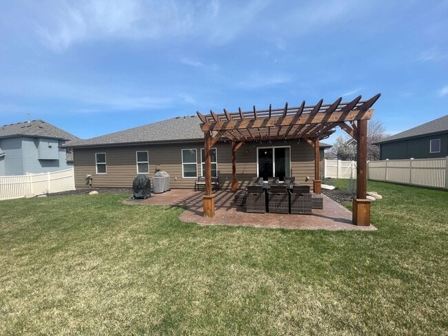 Building Photo - Ranch in Shadow Lake Papillion