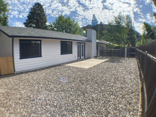 Building Photo - 3 Bedroom Home in Smokerise | Single-Level Living + Natural Light