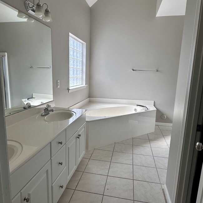 Building Photo - 384 Savannah Cir