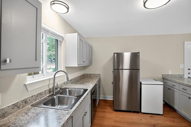 Building Photo - 515 W 8th St