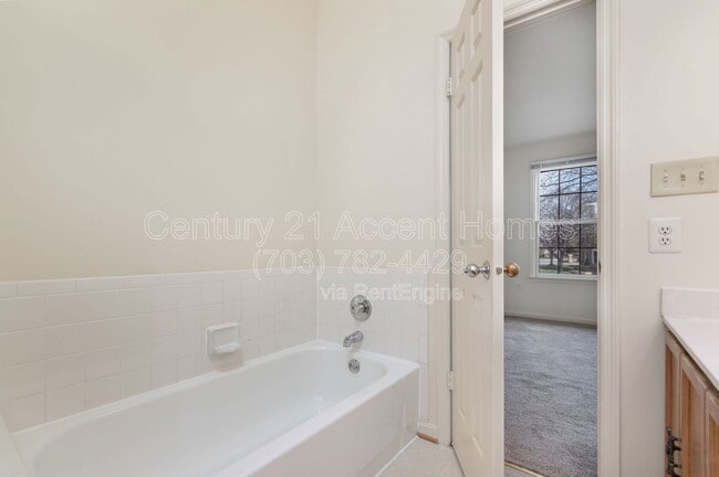 Building Photo - 6143 Summer Park Ln