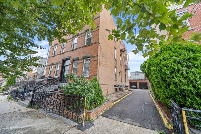 Primary Photo - 88 Irving St