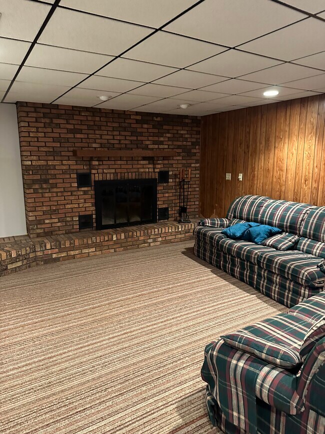 Building Photo - 7772 Huwer Rd