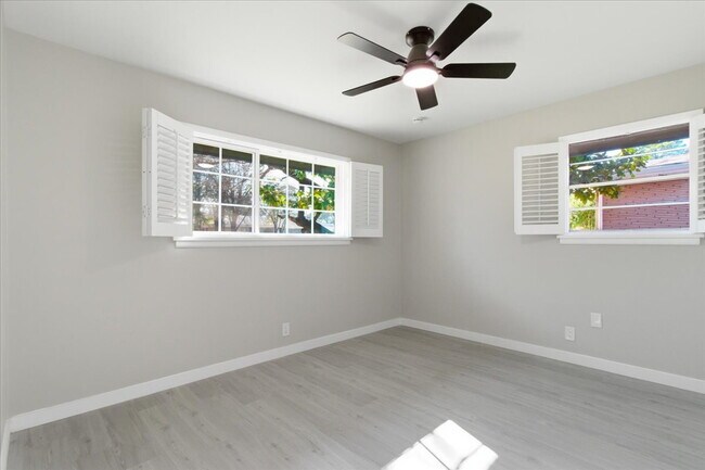 Building Photo - "Spacious 3-Bed, 2-Bath Gem with 2,155 Sq. Ft. on University Drive in Arlington, TX!"