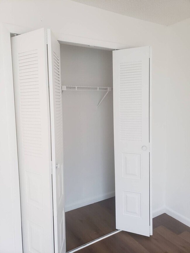 Building Photo - GREAT 3 bedroom 2 bath all new inside sing...