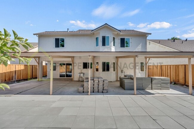 Building Photo - Completely Renovated 4-Bedroom Home with M...