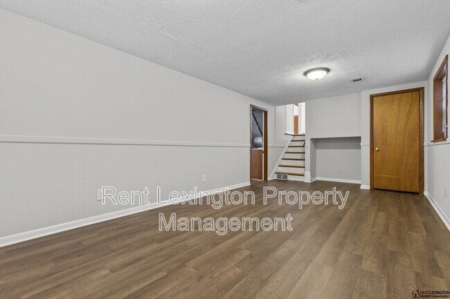 Building Photo - 2124 Violet Rd