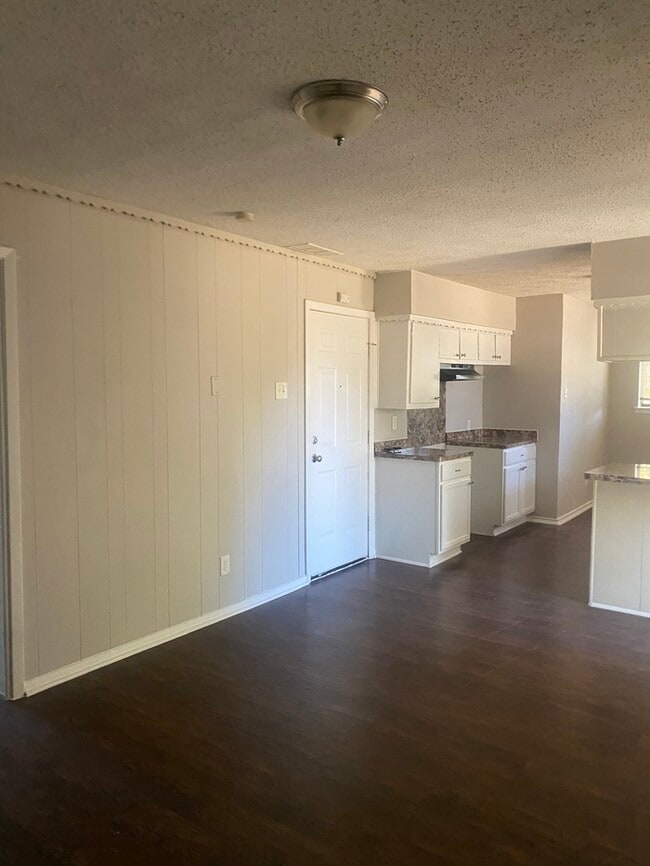 Building Photo - 939 E Red Bird Ln