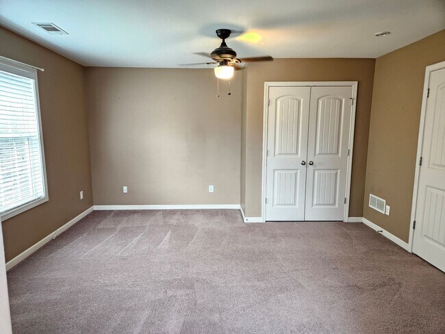 Building Photo - Rare 3 bedroom 2.5 bath home located in Dallas