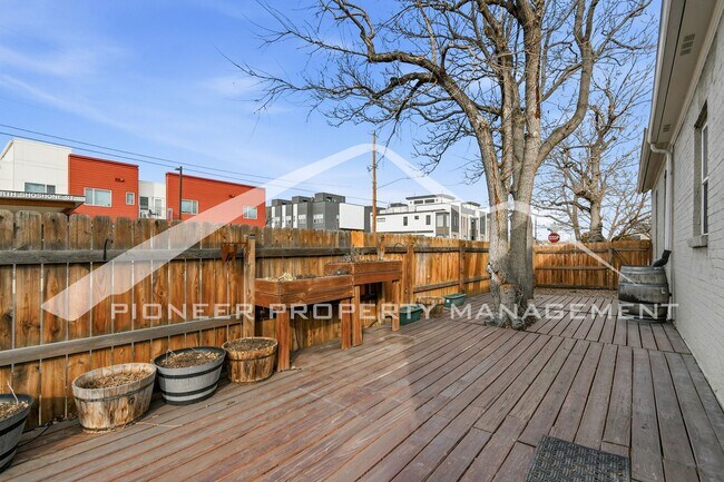 Building Photo - Charming Home with Washer/Dryer and Fenced Yard