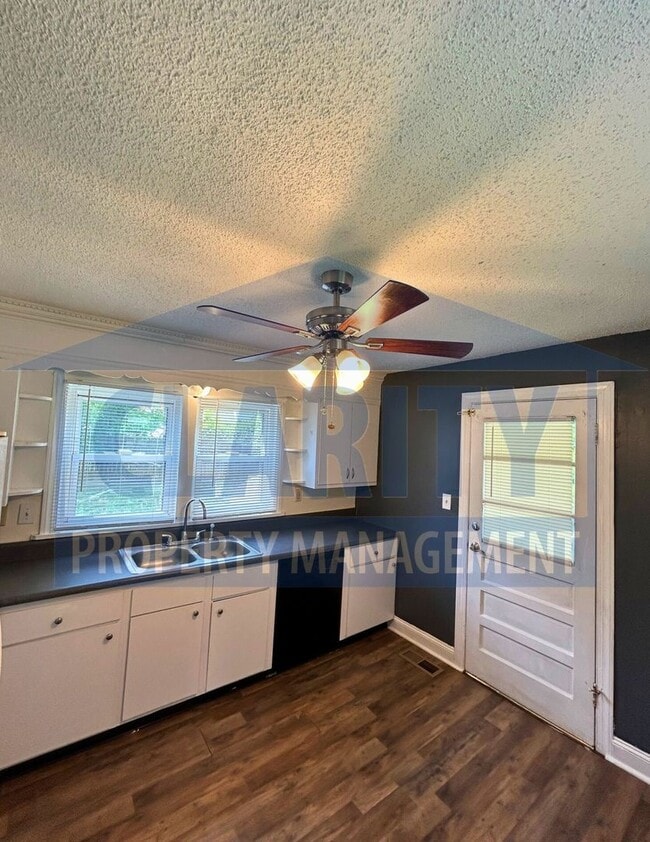Building Photo - Centrally located 3 bedroom home!