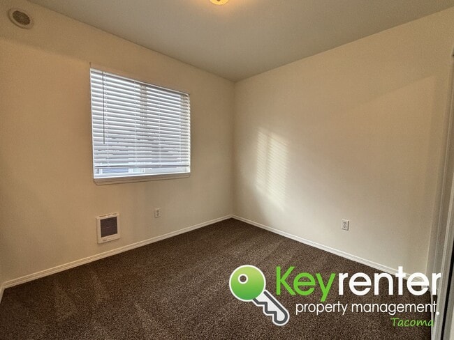 Building Photo - Modern 3 Bedroom 2.5 Bathroom Tacoma Duplex Near Shopping, Parks and Freeways