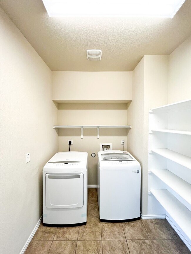 Building Photo - Available NOW!!!! This gorgeous home is located in The Landing Subdivision in Killeen. This home ...