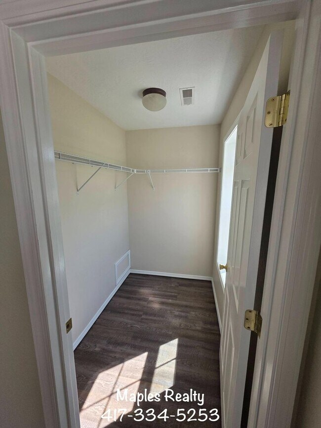 Building Photo - 3 Bed | 2 Bath Home in Hollister, MO – Flat Yard + 2-Car Garage