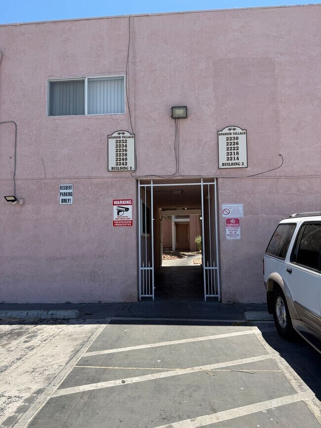 Building Photo - AMERICANA Property Mgmt - Remodeled 2 Beds Townhouse near Downtown South