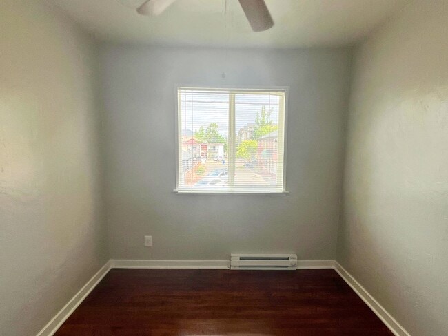 Building Photo - (UNM)  2 bed/1 bath Apartment