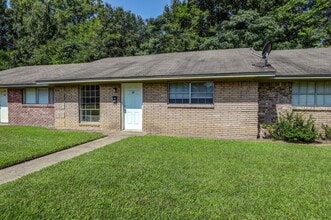 Building Photo - COMING SOON: 2 Bedroom 1 Bathroom Triplex