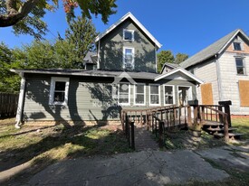 Building Photo - 427 S 12th St
