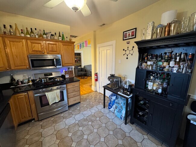 Building Photo - 176 Elm St