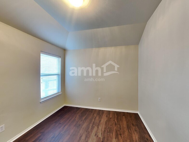 Building Photo - 9053 Weller Ln